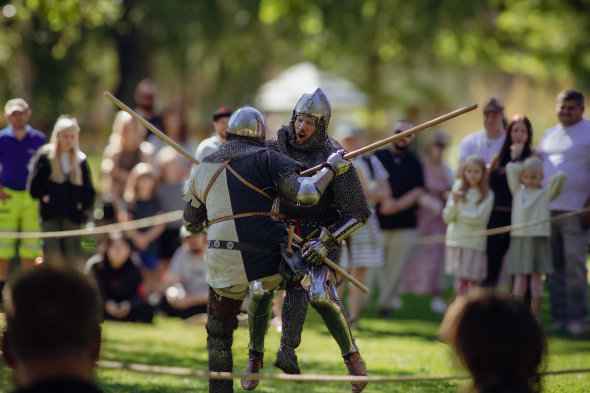 Två riddare i envig på en uppvisning bland folk.